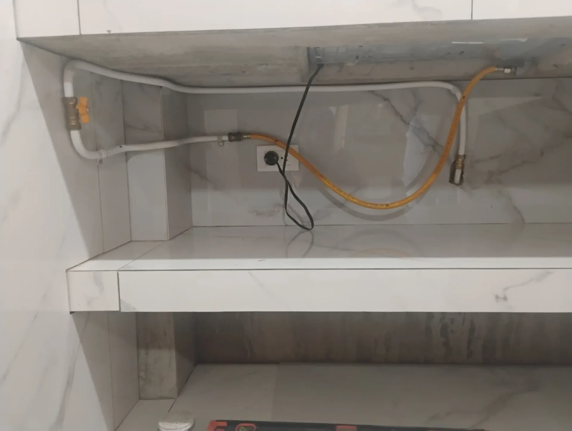 Punto de gas protegido bajo mesón